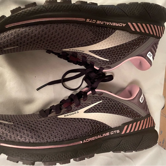 Brooks Black and Pink Athletic Shoes Sleek Design - Picture 6 of 9